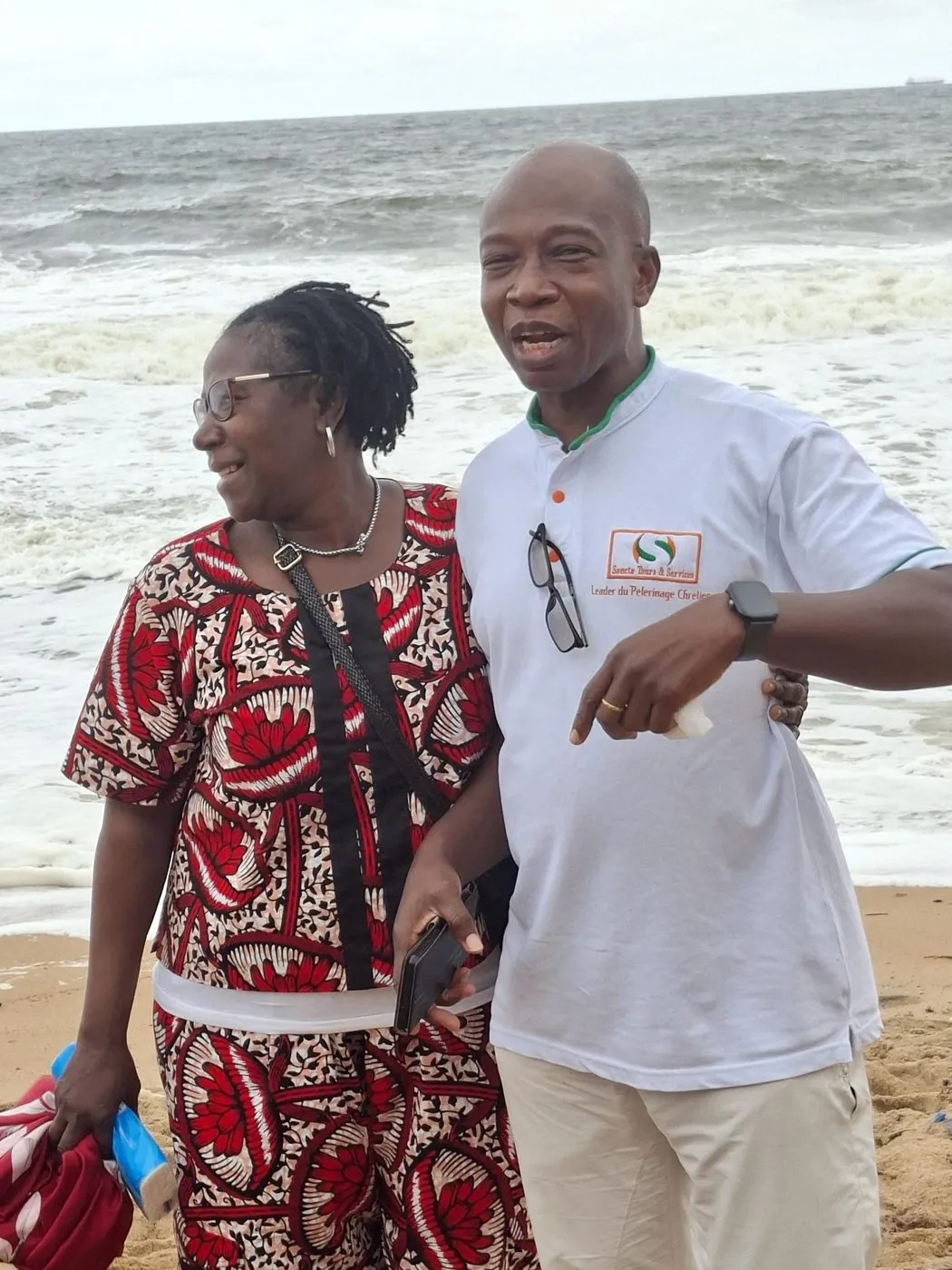 Deux membres en pleine conversation sur la plage