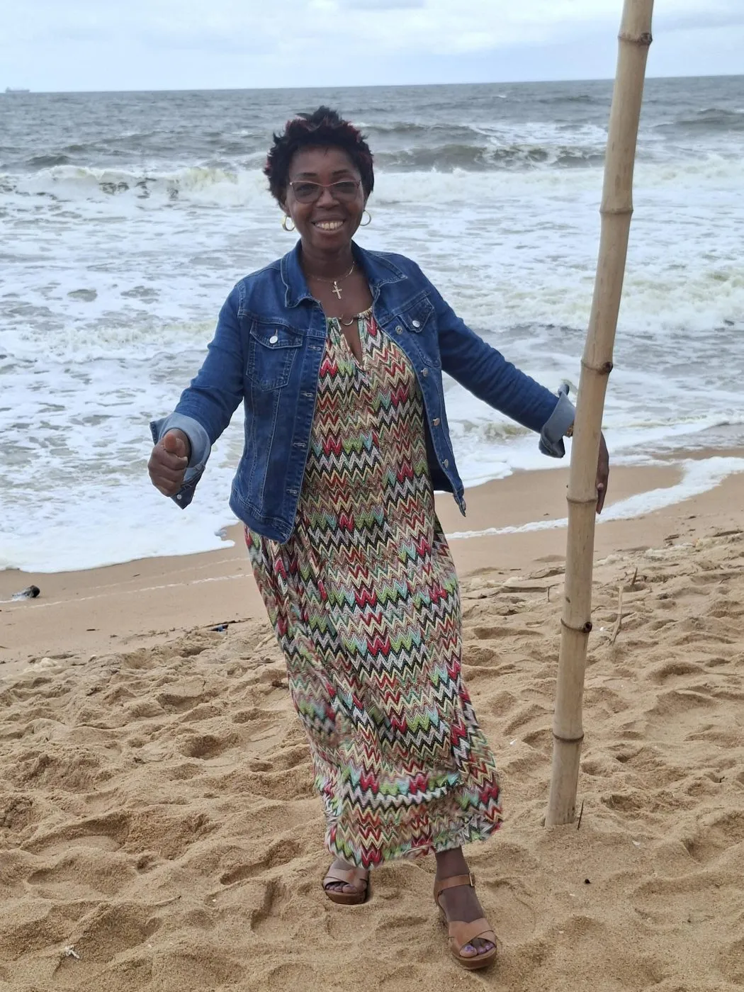 Une membre de la Famille, tout sourire, sur la plage