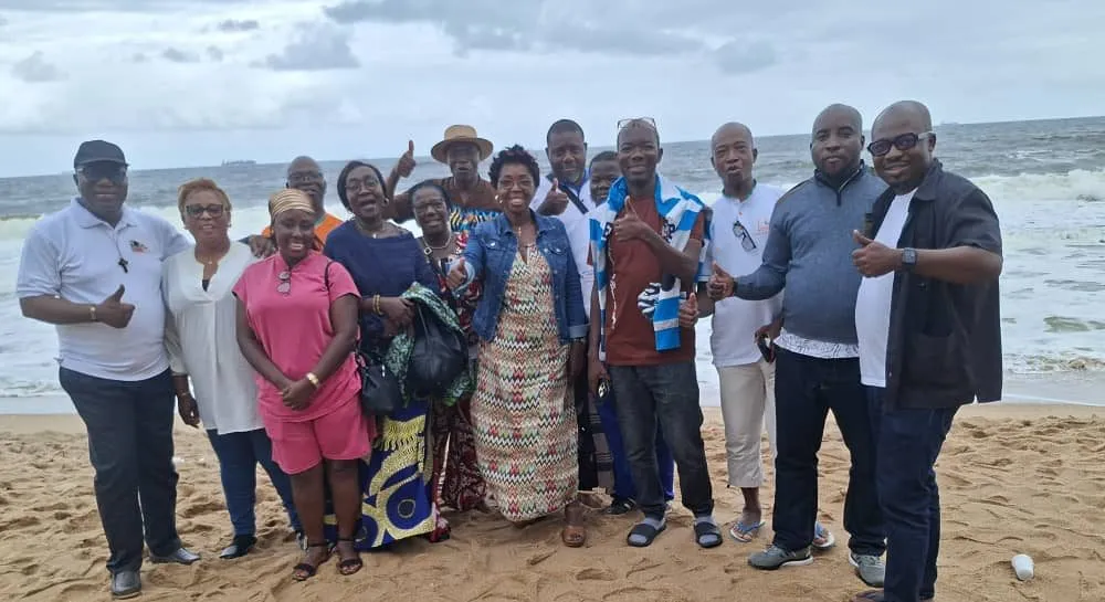 Les membres de la FARNC réunis sur la plage de Sassako