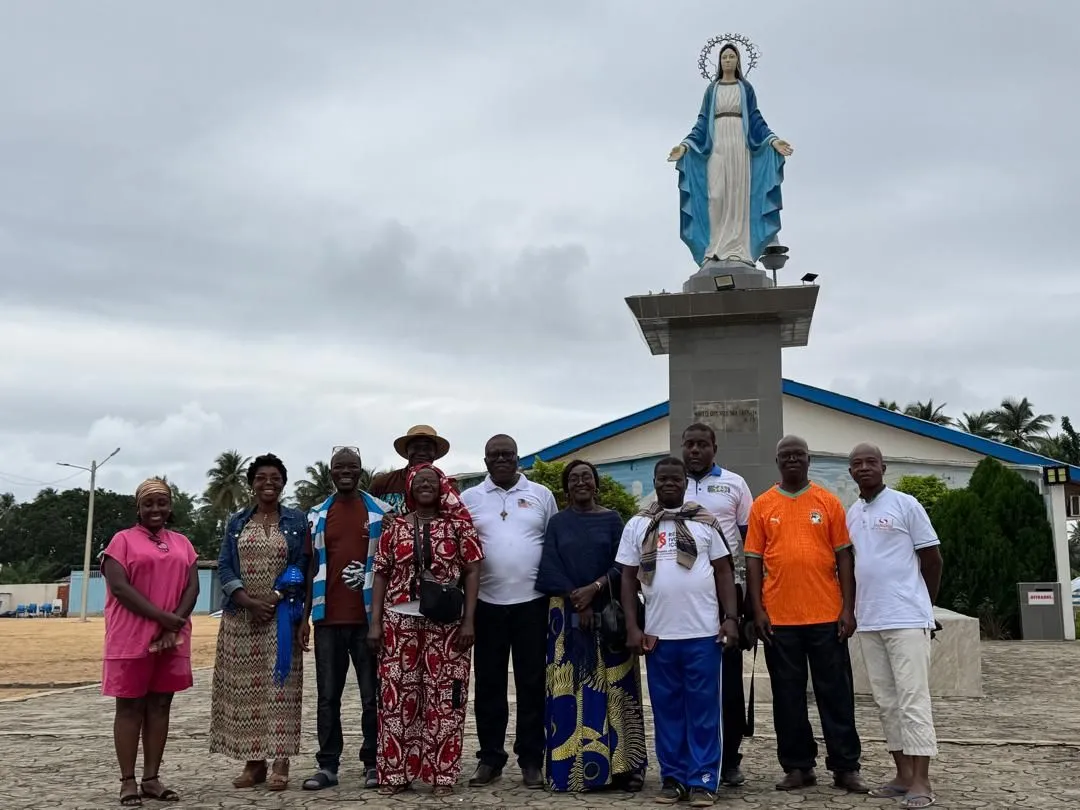 Les membres devant la statue de la Vierge, à la grotte mariale de Sassako