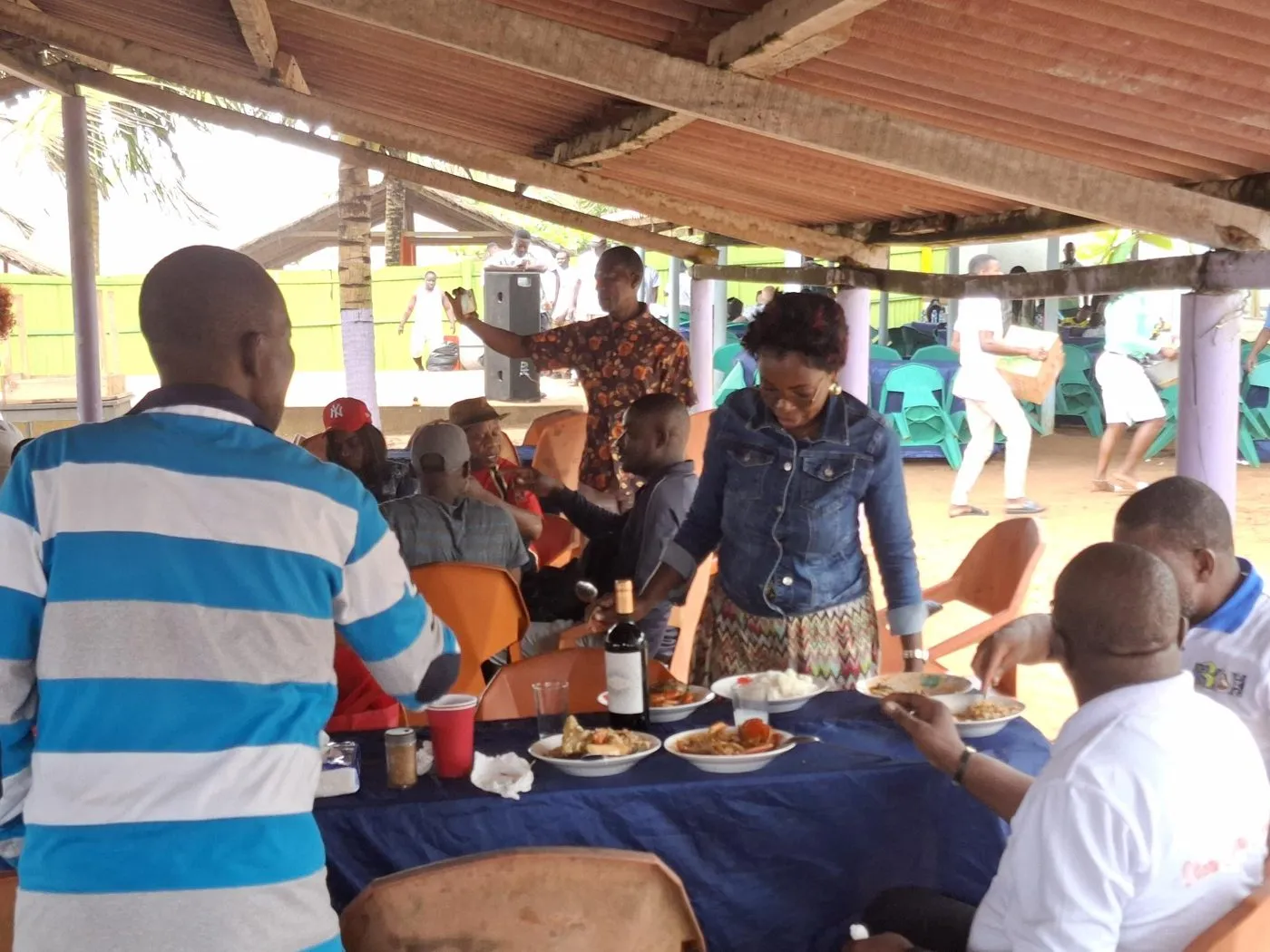 Le repas partagé sous la paillote
